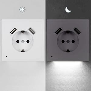 Weiße Doppel-USB-Steckdose mit integriertem LED-Nachtlicht und Dämmerungssensor in Wandmontage